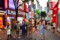. Turul se termina in cartierul Myeongdong, locul ideal pentru ultimele cumparaturi si suveniruri care sa ne aduca aminte de calatoria noastra.
