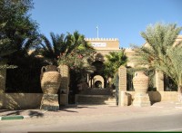 Vizitam Muzeul Dar Cherait, aflat intr-un palat restaurat in ale carui camere sunt reproduse scene din viata tunisienilor, din Sec al XIX-lea