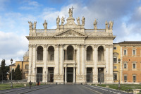 Puteti vizita renumitele biserici: San Giovanni Laterano, prima catedrala oficiala din Roma ctitorita de Constantin cel Mare in 324.