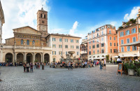 Puteti sa va petreceri seara in cartierul Trastevere, un cartier medieval pitoresc, caracterizat printr-o atmosfera boema.