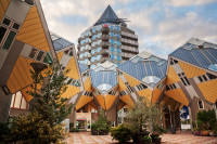 Un obiectiv remarcabil al orasului il reprezinta Casele Cubice, creatie a arhitectului Piet Blom care si-a dorit sa construiasca un sat intr-un oras. Fiecare casa este gandita sa reprezinte un copac in forma abstracta, intreg complexul reprezentand o padu