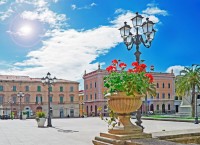 Vom ajunge in Sassari, al doilea oras ca marime din insula, centru universitar si cultural si se lauda cu unele din cele mai frumoase cladiri construite in stil gotic, baroc si neoclasic.