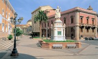 Ne indreptam spre renumitul Oristano, principalul oras din partea central-vestica a Sardiniei fiind o escapada ideala care duce intr-un teritoriu plin de frumusete naturala