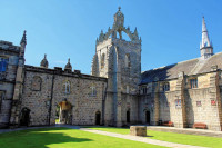 Centru universitar cu traditie incepand cu 1494, se mandreste cu Universitatea care detine cladirea Colegiul Regelui un excelent exemplu de arhitectura gotica scotiana