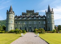 La o scurta plimbare la nord de orasul nou, regasim Castelul neogotic Inveraray – casa familiei ducilor de Argyll.