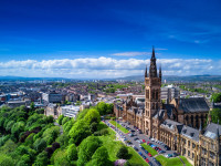 Descoperim orasul Glasgow impreuna cu ghidul local si insotitorul de grup intr-un tur de oras panoramic si pietonal.