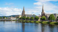 Poposim in capitala tinutului, Inverness cu o pozitie geografica de exceptie situata pe malurile Raului Ness si spectaculosul estuar Moray Firth.