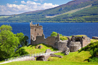 Vom debarca la ruinele Castelul Urquhart, pe vremuri fiind cel mai mare castel din Scotia, numele catorva familii nobile scotiene fiind legate de acesta