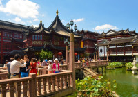 Vizitam incantatoarea Gradina Yuyuan-cea mai faimoasa din Shanghai decorata cu peste 30 de pavilioane frumoase, lacuri in miniatura, poduri si formatiuni din roci.
