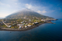 Acolo, in liniste, la linia orizontului, unde cerul se uneste cu marea se vede fumegand vulcanul Stromboli, activ si astazi, intr-o clocotire perpetua la foc mic.