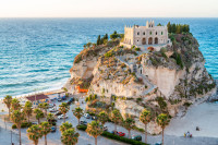 Ultima vizita a zilei va fi la Sanctuarul Sfintei Maria dell’Isola, o biserica construita pe o stanca deasupra marii.
