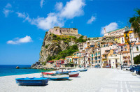 Veti putea admira de la nivelul marii celebrul și minunatul Castello di Scilla (Castelul Ruffo din Scilla), emblema orasului, care troneaza impozant pe o stanca privind parca spre mare.