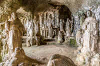 Vom vizita mica biserica din Piedigrotta-excavata in intregime in stancile tufacee, situata la un kilometru nord de Pizzo, in localitatea „La Madonnella”.