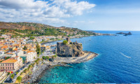 Ne oprim la Aci Castello cu renumitul sau castel normand unde puteti admira stancile uriase de natura vulcanica ce ies din Marea Ionica.