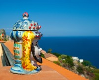 Vom pleca apoi spre Caltagirone, vestit pentru pretioasele sale ateliere ce produc opere de ceramica