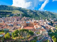 . Continuam apoi cu o vizita la Monreale – situat la doar 8 km de Palermo, cu o priveliste deosebita asupra capitalei siciliene si a vaii Conca D’Oro.