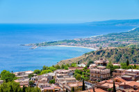 Suntem in Taormina-Perla Siciliei (centru inscris in patrimoniul UNESCO), orașul construit de greci cu vedere la Etna și Giardini Naxos.
