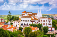 Continuam apoi spre Sintra - fosta resedinta de vara a Regilor Portugaliei, aceasta adaposteste monumente de importanta istorica, exemple clasice ale arhitecturii portugheze.