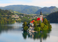 Lacul Bled, Insula Bled singura insula naturala a Sloveniei, pe care localnicii au ridicat o biserica inalta de 52 m.