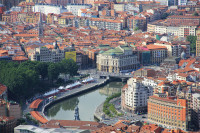 Tur de oras Bilbao cu ghid local. Cu autocarul vom descoperi noua arhitectura a orasului, care a cunoscut o relansare turistica in urma cu 20 de ani cand, in plin declin post-industrial,