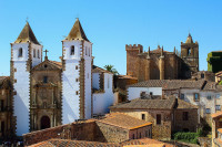 Catedrala Santa Maria, Casa de las Cigüeñas, Casa de las Veletas, Casa del Comendador de Alcuéscar sau Palacio de los Golfines de Abajo.
