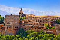 Excursia continua spre Granada. Dupa-amiaza, optional, vizita cu ghid local la Alhambra – monument UNESCO  si cea mai vizitata atractie turistica din Spania.