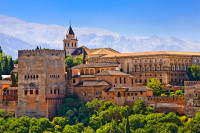 Excursia continua spre Granada unde vom vizita cu ghid local la Alhambra – monument UNESCO  si cea mai vizitata atractie turistica din Spania.