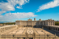 Plaza de Oriente cu Palatul Regal, fosta resedinta a monarhiei spaniole, si Catedrala Nuestra Senora de Almudena.