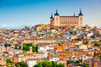 Excursie la Toledo–orasul celor trei culturi. Vizita cu ghid local incepe cu descoperirea extraordinarei panorame a acestui oras monumental inconjurat de raul Tajo.