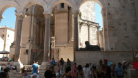Templul lui Jupiter, iar langa ruinele romane se gasesc cateva cladiri medievale, printre care si o primarie datand din Sec al XV-lea.
