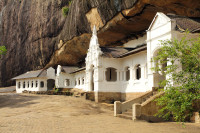 Dimineata vizita la Templul pestera din Dambulla, construit de Regele Walagambahu in sec. I I.H. Face parte din Patrimoniul Mondial si este unul dintre cele mai impresionante temple de acest gen din Sri Lanka.
