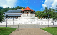 Dupa vizitarea Templului Dintelui Relicva a lui Budha din Kandy