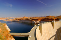 Ne oprim si la Barajul Glen Canyon Dam, barajul din beton, in forma de arc, a carui constructie a durat mai bine de 11 ani si care sta in calea Raului Colorado.
