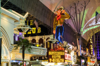 Insa seara este momentul de varf, in special in Fremont Street, unde se imbina armonios exploziile de sunet si lumina.