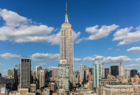Pentru o zi de neuitat puteti imbinati shoppingul cu vizitare unor obiective simbol ale orasului: Empire State Building cea mai inalta cladire din New York, cu o inaltime de 381 de metri si 102 etaje