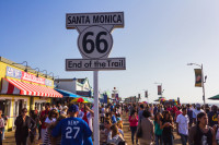 Pe drumul de intoarcere catre Los Angeles, vom face un ultim popas de 1 ora in Santa Monica, cere se numara printre primele 10 orase de plaja din lume.