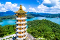 Astazi ne vom indrepta spre unul dintre cele mai frumoase locuri din Taiwan, maiestuosul Lac Sun Moon, ale carui ape azurii si tarmuri perfecte au inspirat poetii timp de secole.