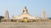 Punctul central al complexului este o statuie colosala a lui Buddha Amitabha, inalta de 108 metri (aproximativ 36 de etaje).