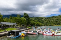 Dupa masa, o plimbare cu hidrobicicleta pe Lacul Liyu este o experienta relaxanta si memorabila, care ne va conecta cu frumusetea naturala a Taiwanului.