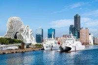 Continuam ziua cu explorarea Centrului de Arta Pier 2, un centru cultural si creativ vibrant, care transforma vechi depozite intr-un spatiu pentru expozitii de arta contemporana, sculpturi in aer liber si instalatii inovatoare