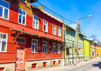 Apoi, traseul va parcurge centrul orasului si unul dintre cele mai vechi cartiere din Tallinn, Kalamaja, cunoscut pentru arhitectura in lemn