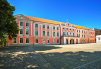 cladirea Parlamentului Estoniei, Biserica Domului, Orasul de jos - cu stradutele pietruite si casele medievale ale negustorilor hanseatici
