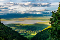 Elementul principal al arealului este craterul Ngorongoro, o caldare vulcanica de mari dimensiuni, neintrerupta si niciodata inundata. 