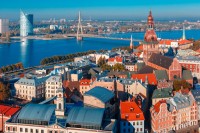 La amiaza sosim in Riga. Fondata in 1201 de episcopul german Albert, Riga este cea mai mare dintre cele trei capitale baltice si are un adevarat caleidoscop de stiluri arhitectonice.