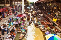 Ne deplasam la 100 km de Bangkok catre Piata plutitoare din Damnoen, unde exploram zona rurala.