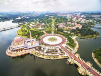 Putrajaya este, incepand cu 1999, capitala administrativa a Malaeziei. Orasul a fost proiectat pentru a fi un centru urban demn de mileniul al III-lea, expresie a armoniei dintre cultura si dezvoltare