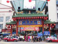 Transfer catre aeroport pentru imbarcare pe zborul cu destinatia Kuala Lumpur. Timp liber la dispozitie. Seara vizitam bine-cunoscuta Piata de Noapte din Chinatown si ne incercam talentul negocierilor.