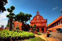 Malacca este cel mai vechi oras al Malaeziei. Vizitam: Piata Olandeza cu ale sale atractii: Biserica lui Hristos, cea mai veche biserica protestanta din Malaezia, Fantana, situata in centrul pietei, cladita de britanici in memoria Reginei Victoria
