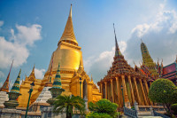 Continuam cu vizita la Wat Pho, cel mai mare templu din Bangkok, renumit pentru impresionanta statuie de 45 metri a lui Budha culcat.