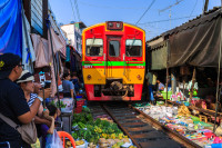 Continuam cu o vizita la „ciudata” Piata Maeklong – situata de-a lungul unei cai ferate